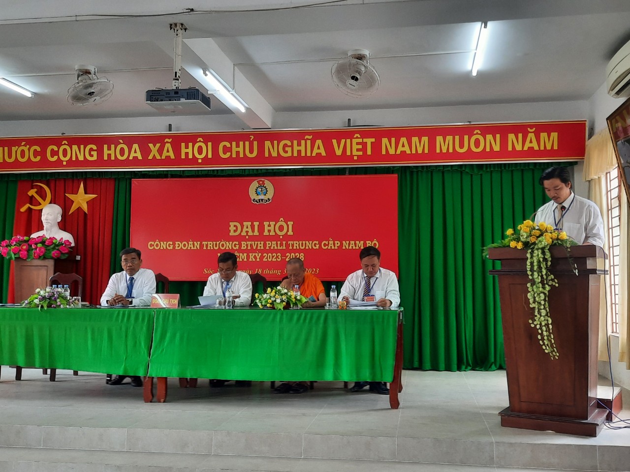 Đồng chí Lê Hoàng Ngang - Phó Chủ tịch Công đoàn báo cáo hoạt động nhiệm kỳ 2017 - 2023 và phương hướng nhiệm kỳ 2023 - 2028.