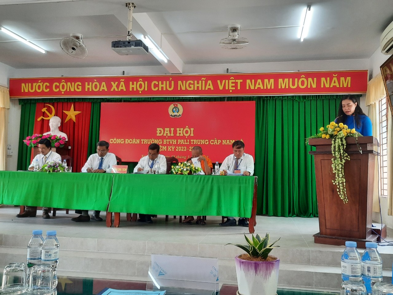 Đồng chí Hứa Thị Ánh Ngọc -  Phó Chủ tịch Công đoàn ngành Giáo dục phát biểu chỉ đạo tại Đại hội.